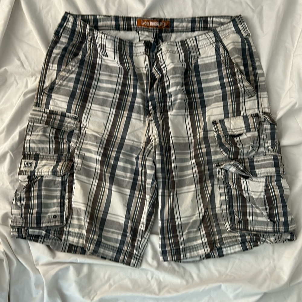 Lee men’s belted cargo shorts.100% cotton.Blue plaid color. size 34 waist.
